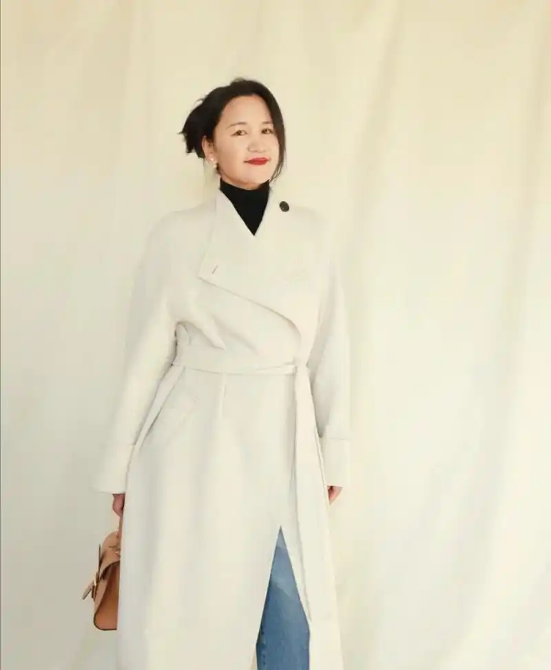 这位55岁的中年妈妈,穿衣搭配不输40岁的女人,时尚减龄又养眼|大衣