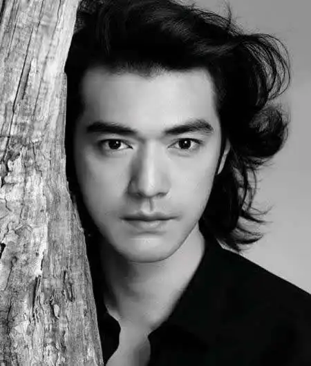 金城武: 出生在万华,妈妈是台湾人,爸爸.