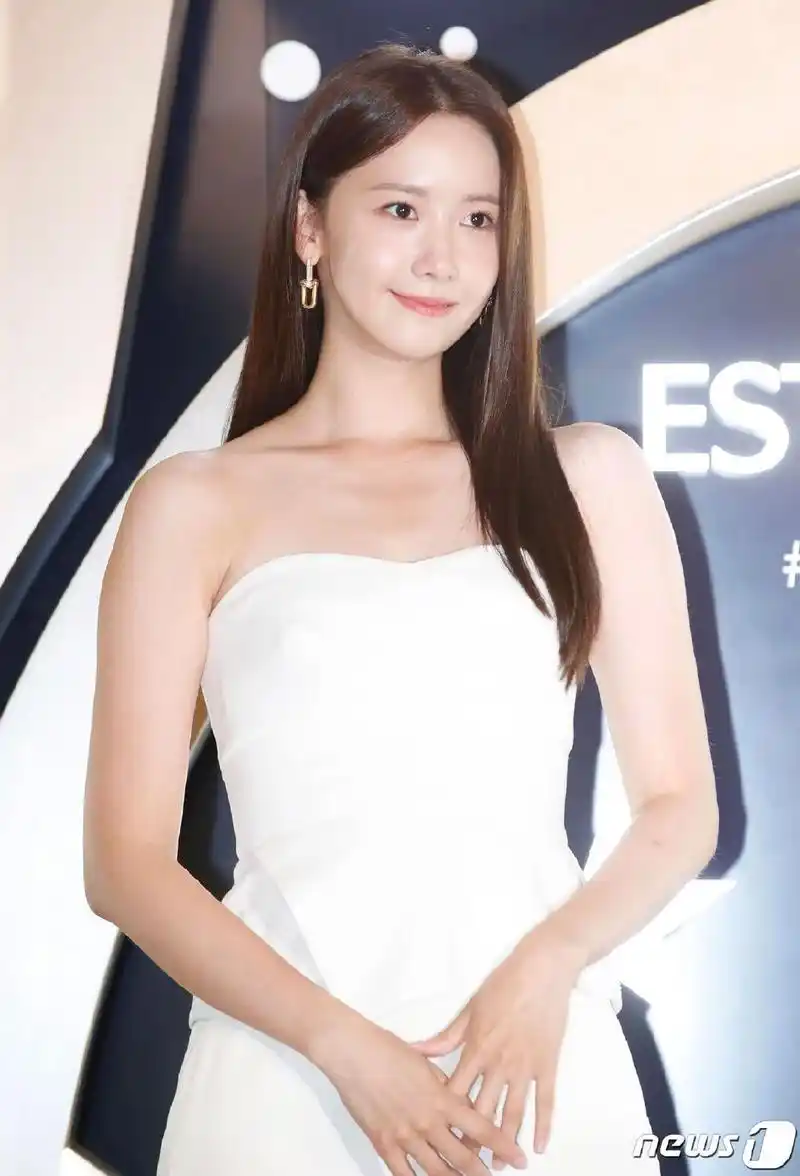 组图:林允儿出席活动生图 一身素白长发垂肩自带仙气