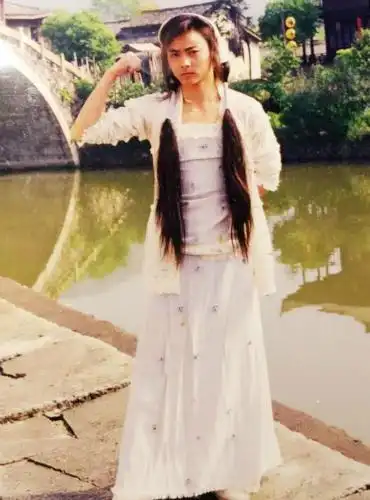 张晋晒昔日男扮女装照片