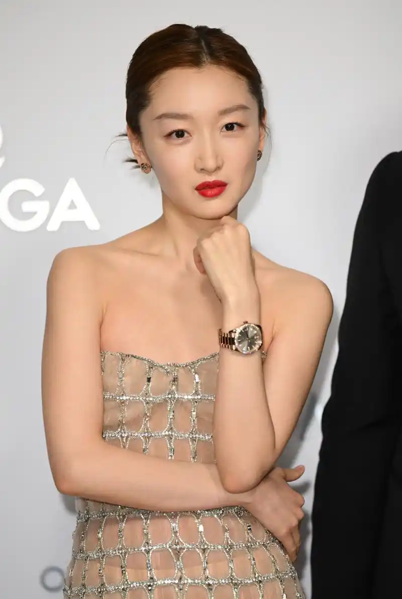 周冬雨素颜也太优越了吧,皮肤好紧致没什么瑕疵啊,这皮肤谁看了不羡慕