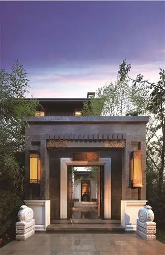 "泰禾中国院子"欢迎您,图为成龙在"泰禾中国院子"楼王骊宫门前