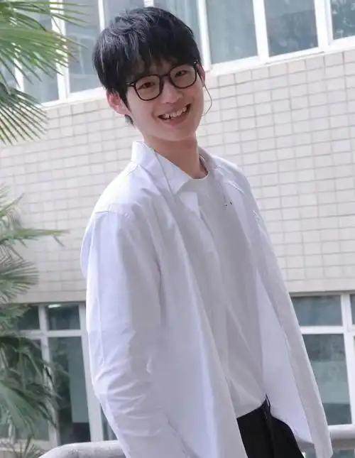 长相酷似男星刘昊然的帅气大学生,一对虎牙笑起来即可爱又显酷!