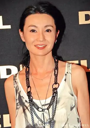 张曼玉这帅气范可不比小姑娘差,一身潮流穿搭,让人移不开目光