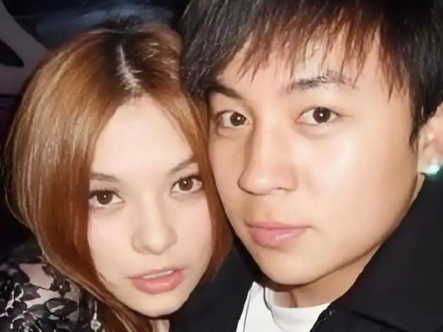 释小龙妻子露面太吸睛!身材丰满,大长腿抢镜,五官颜值不输何洁