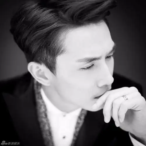 戚薇产后复出当总裁身材发福 戚薇李承铉唯美婚纱照曝光