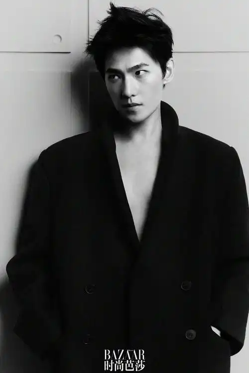 杨洋最新大片(杨洋红色衬衣时尚杂志)