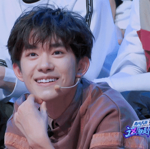 许光汉的喉结王一博的锁骨易烊千玺的梨涡 求求你们单独出道吧!