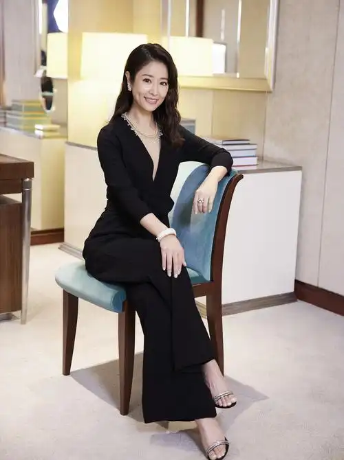 林心如亮相真放得开,深v开叉裙配大钻项链奢华高贵,美得不敢看