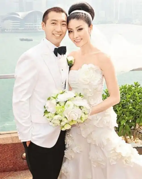 原创天后陈慧琳久违现身,嫁入豪门后富态初显,49岁美貌气质依旧不减