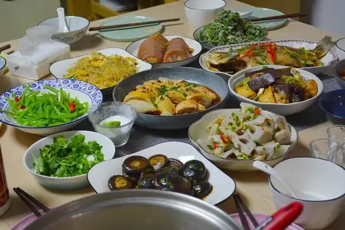 周末约几个朋友在家吃饭,不到200块钱做10个菜,简单好吃很实惠