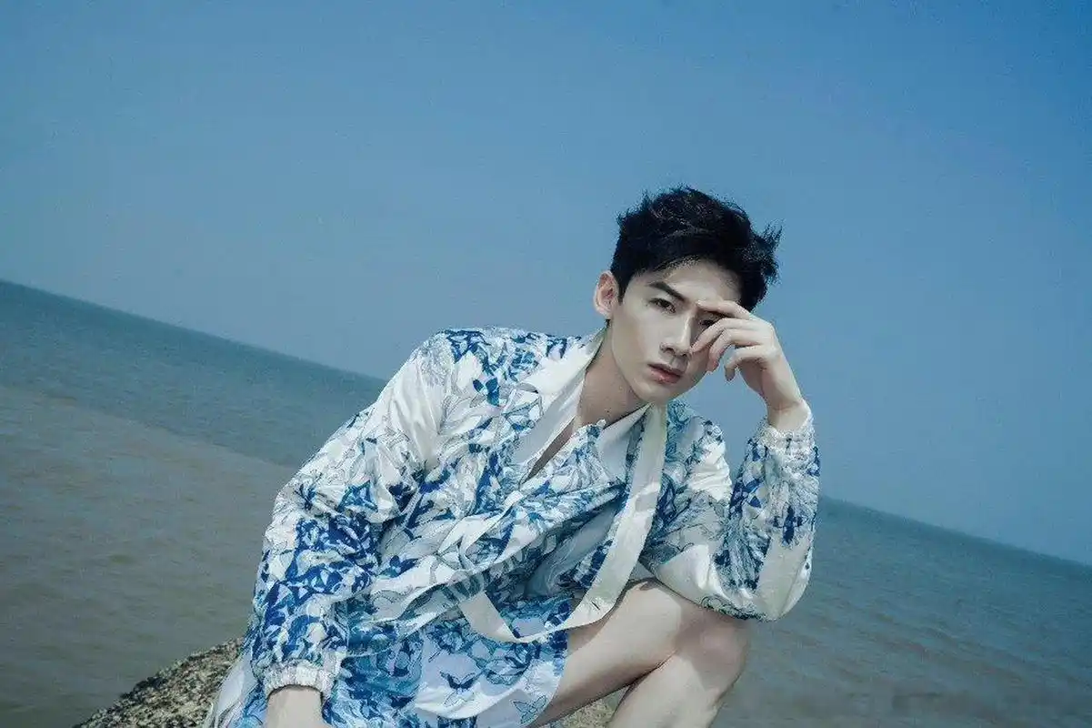 白敬亭海边拍照  白敬亭的腿毛  太帅了