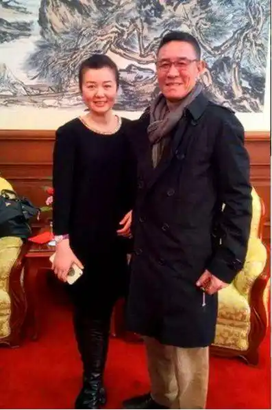 杜志国一共有过3个妻子,第一任妻子叫杨丽,是个舞蹈演员,俩人在儿子