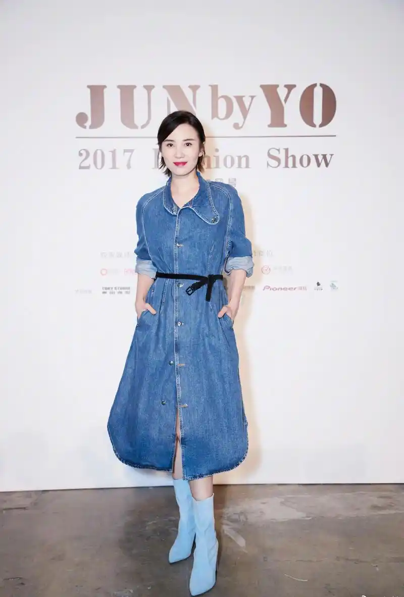 这些女明星的牛仔连衣裙,沈梦辰的穿不出去,刘亦菲的大方得体