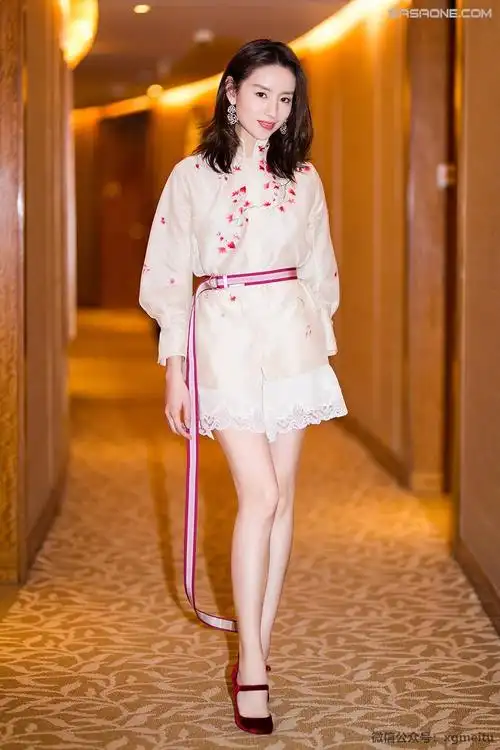 成熟妩媚的性感女神董洁细腰美腿白裙飘飘美不胜收