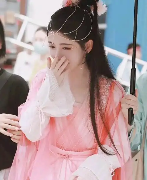 鞠婧祎《花戎》最新路,小凤凰粉粉嫩嫩,每一次的路透都好漂亮