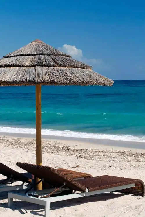 沙滩椅和海景伞