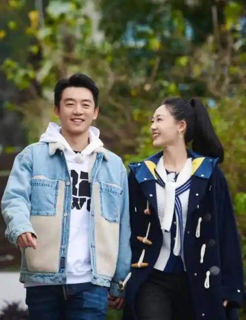 程晓玥孕期化浓妆穿紧身裙,挺大肚外出工作,被赞职场最美孕妇_郑恺