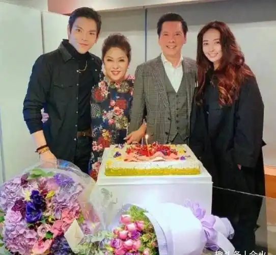 72岁向华强生日排场大,向太踩恨天高亮相,多人搀扶不见郭碧婷_向佐