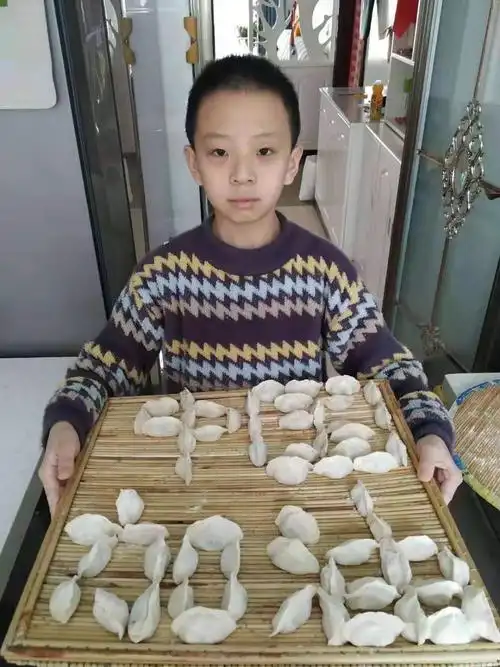 疫情要防控 "饺子"也传情