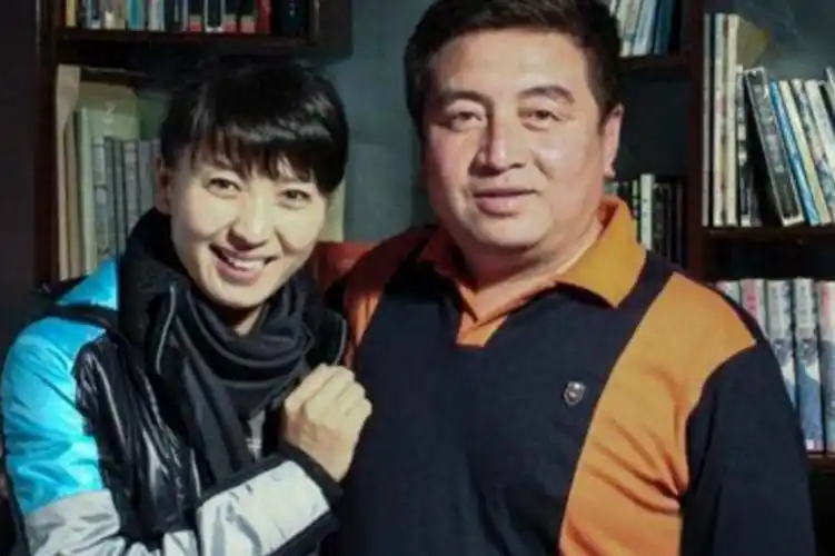 回顾闫学晶嫁大10岁二婚富商46岁高龄产女继女的选择让人泪目