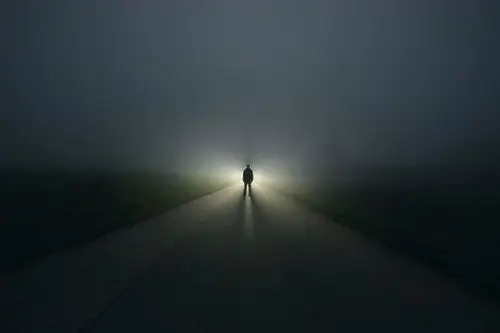 一个人孤独的行走忧伤的图片_伤感图片_窝窝qq网