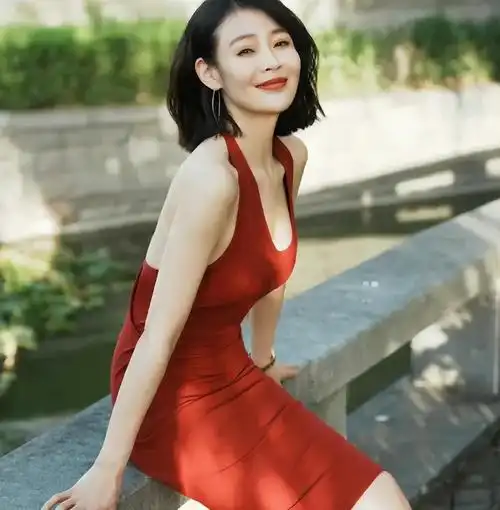 有种"整容"叫于明加结婚,老公胡俊变化不大,她却像变了一个人