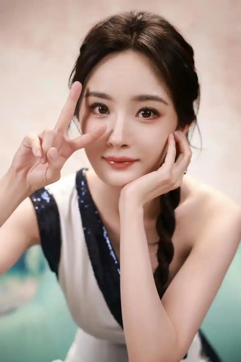 杨幂甜妹四连拍来啦!还是男友视角!每一帧都好美!简直就是视觉 - 抖音