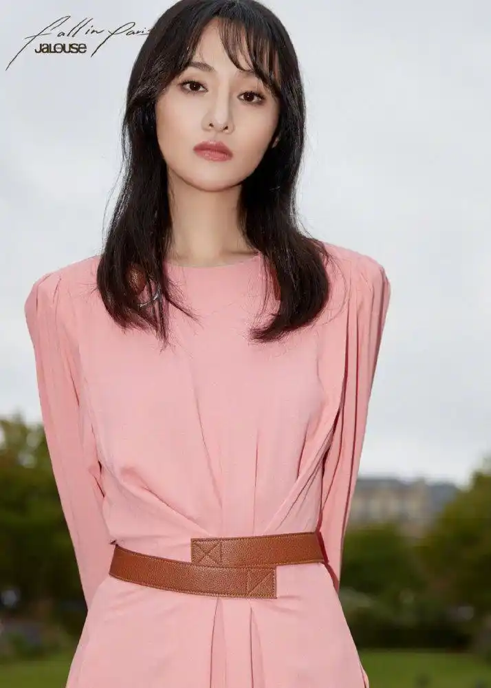 郑爽正式看秀造型公开粉色长裙露美背气质瞬间上升