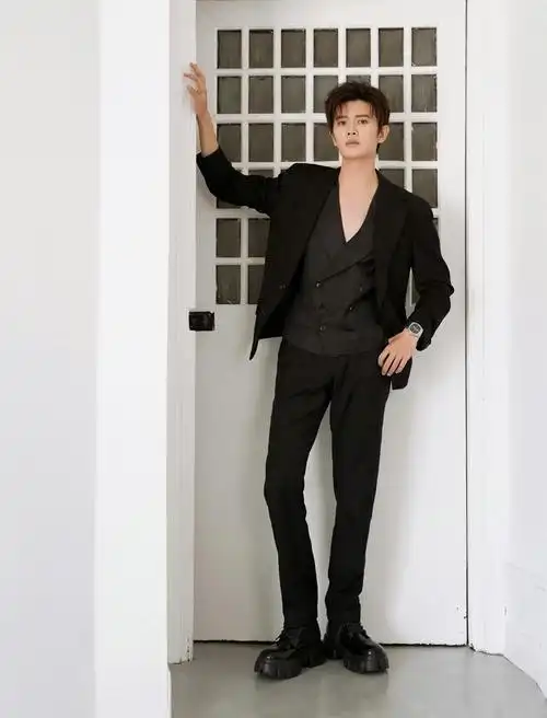 喉结发挥空间,黑色调又有沉稳矜贵的感觉～任嘉伦昨天出席活动的深v黑