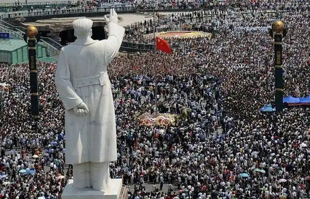 2008年5月19日14点28分,成都天府广场万余群众自发地聚集,对地震中的