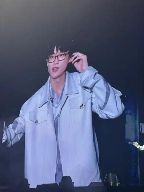 许嵩素颜4万人大合唱