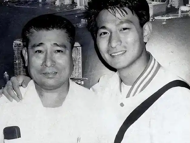 刘德华11岁女儿时隔5年露面眉头深锁送别爷爷长得与妈妈极像