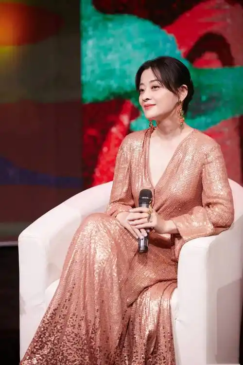 47岁梅婷好优雅,穿宽松粉裙端庄大气,珠圆玉润也是一种美_女人_剪裁