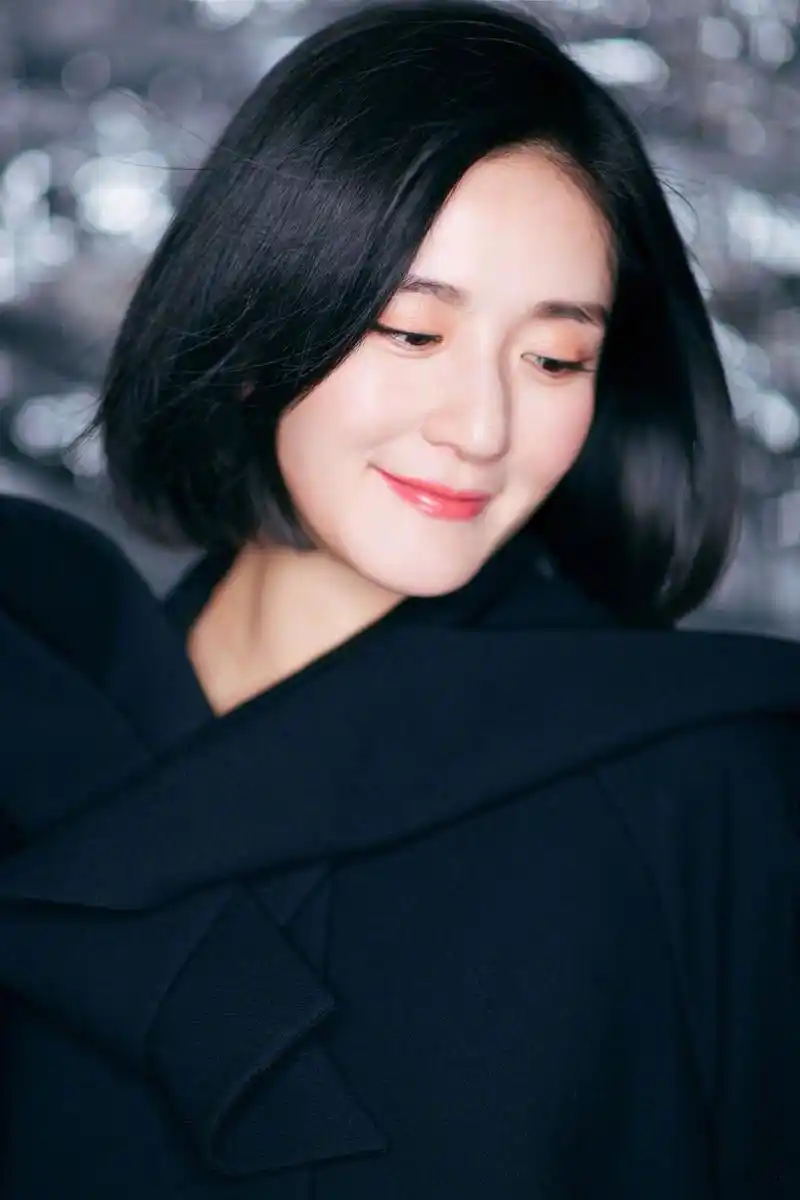 简介:谢娜黑大衣短发温婉写真图片,分享一组谢娜图片给大家,图中的