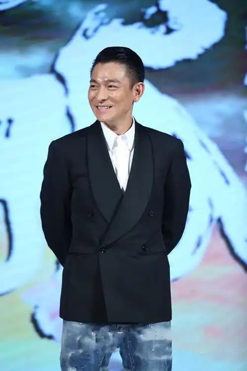 刘德华穿上红色夹克搭一条卷边牛仔裤时髦得似年轻人