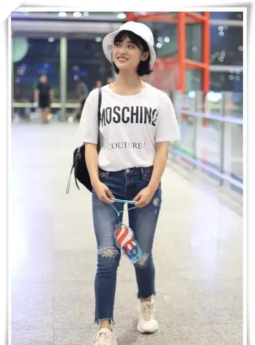 当90斤沈月穿上紧身牛仔裤,网友直呼:辣眼睛!还是换回裙子吧