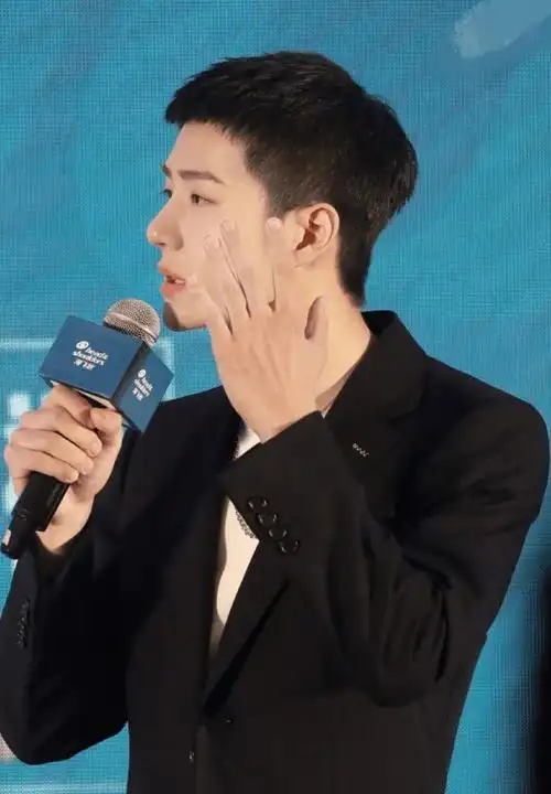 王一博今日出席品牌发布会活动寸头好帅一身西装造型绝了