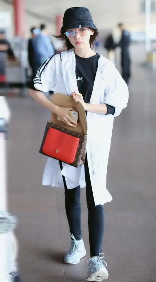 吴谨言穿白色运动外套配黑色紧身裤现身撩发行走回眸甜笑心情好