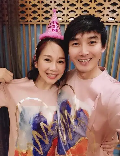 49岁陈松伶风韵犹存!穿深v裙秀性感好火辣,和小八岁老公超恩爱