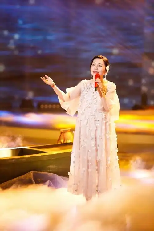 魏雪漫新生代女歌手黄英曾凭借翻唱《映山红》,在清一色演唱流行歌的