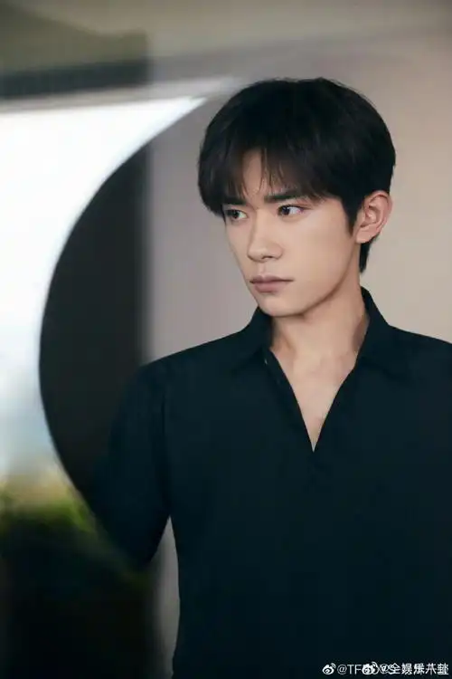 终于看到易烊千玺的正面照了##易烊千玺正面照新姿势