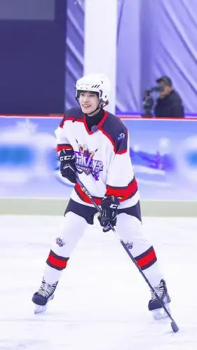 易烊千玺冰球服图照合集运动少年活力上线