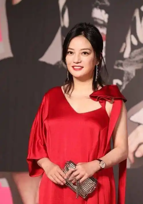 很容易脸大的女明星,辛芷蕾103斤的身体,120斤的脸._上镜_脸型_李湘