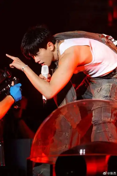 张杰深圳演唱会舞台照