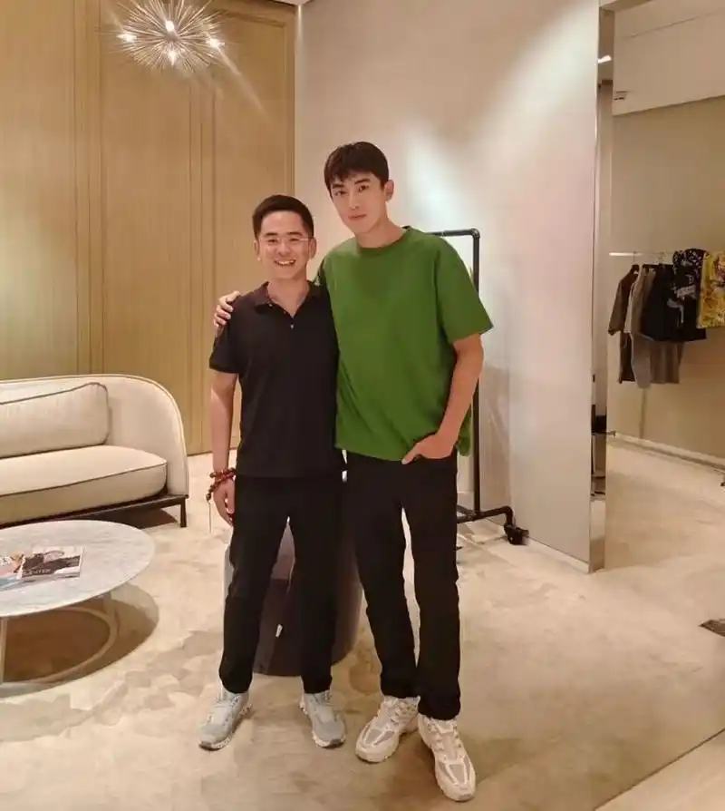 林更新与新女友聚餐,搂着粉丝合影如同最萌身高差