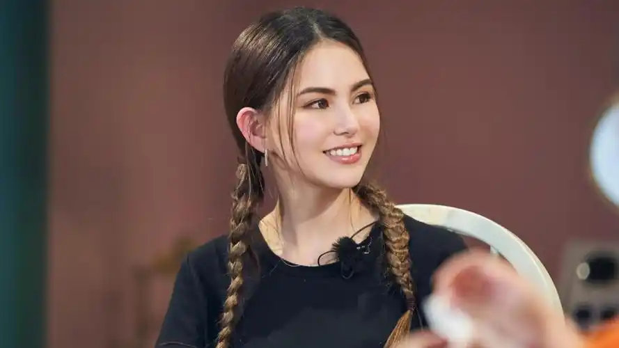 昆凌避谈陈建州大牙事件,低调回应砸百万送女儿去澳洲念书一事