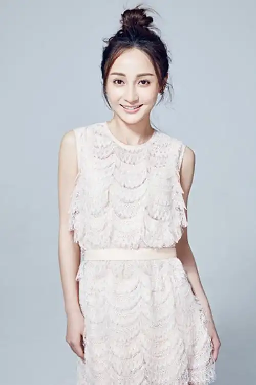照片中的姚笛身着浅色蕾丝连衣裙,时而微露香肩小秀性感,时而笑容甜蜜