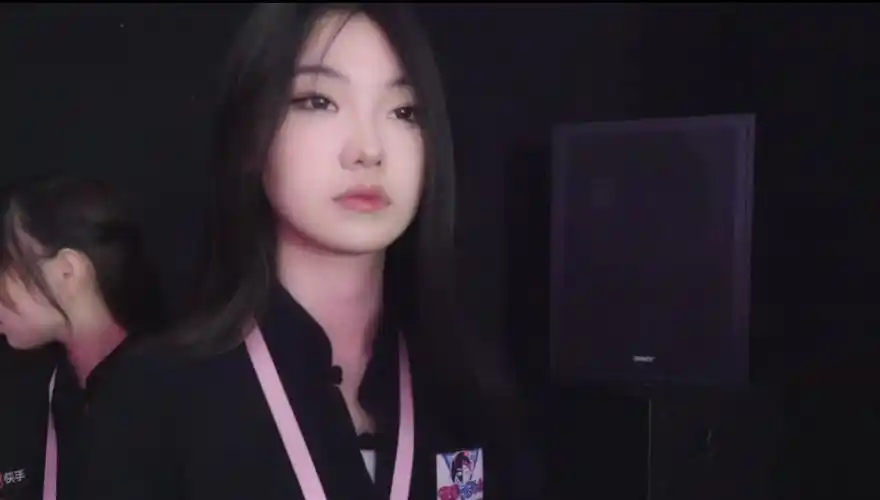 并且在虎牙《王者荣耀》雷霆杯s4的比赛中,让甜甜珂以lgd大鹅首发中单