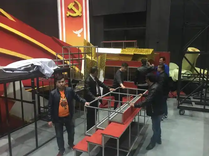 艺术剧院舞台美术部工作人员搭建"阳光下舞步"开场舞临时平台.